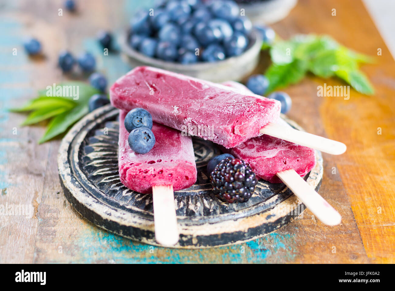 Frische Sommer wilde Blaubeeren und Bramble Berry, hausgemachtes Sorbet Eis Eis am Stiel. Stockfoto