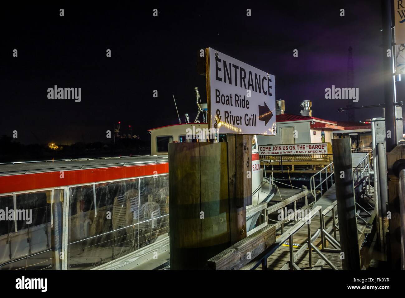 Riverfront Board Walk Szenen in Wilmington nc bei Nacht Stockfotografie ...