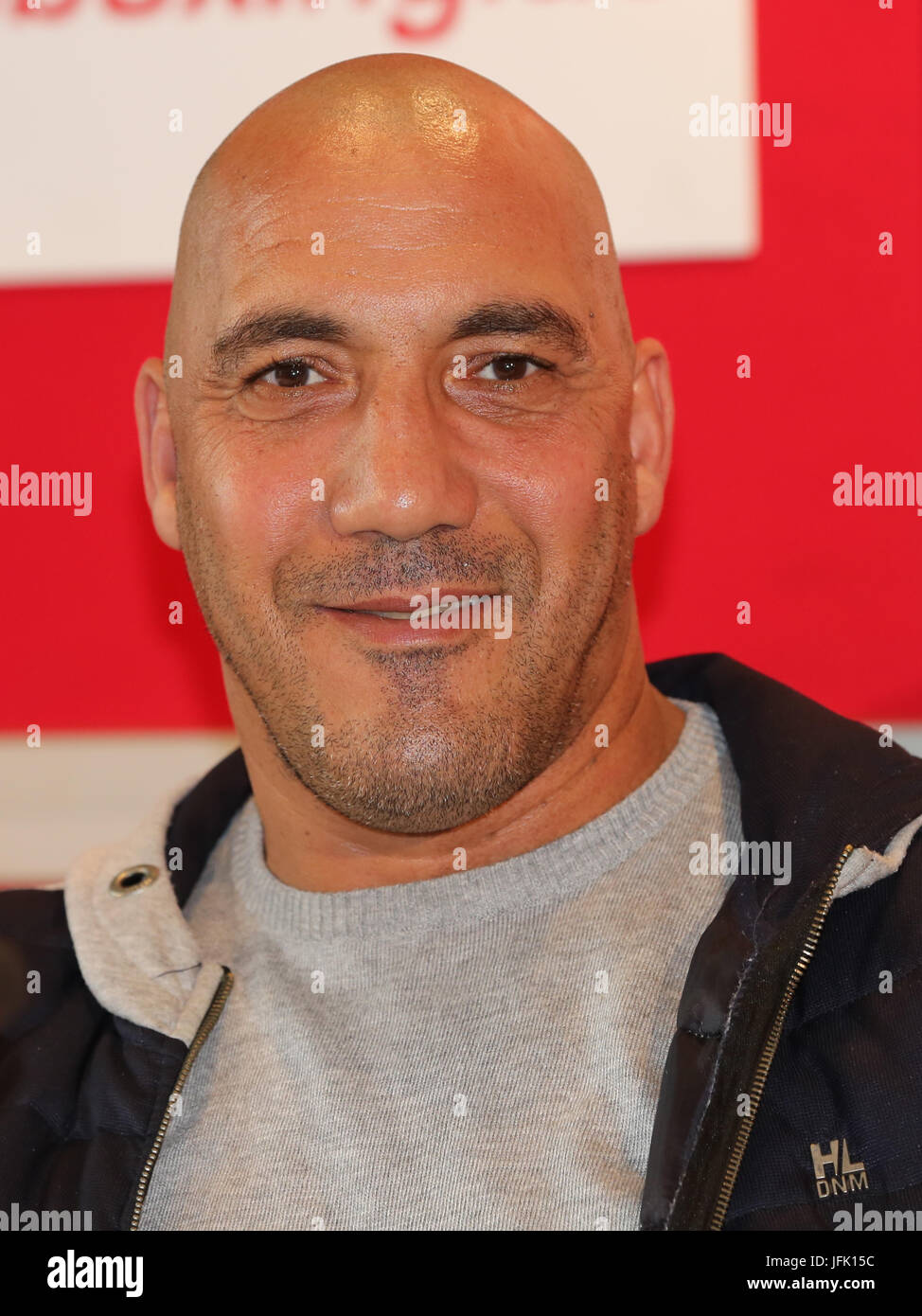 Mourad Haddu Box-Coach der EBU heavyweight Boxer Mehdi Amar Stockfoto