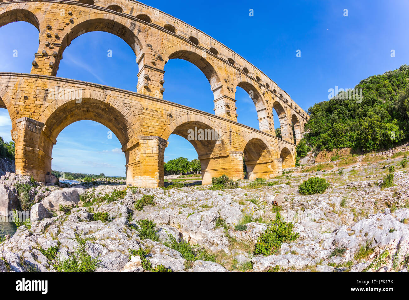 Aquädukt Pont du Gard. Foto fisheye Objektiv aufgenommen Stockfoto