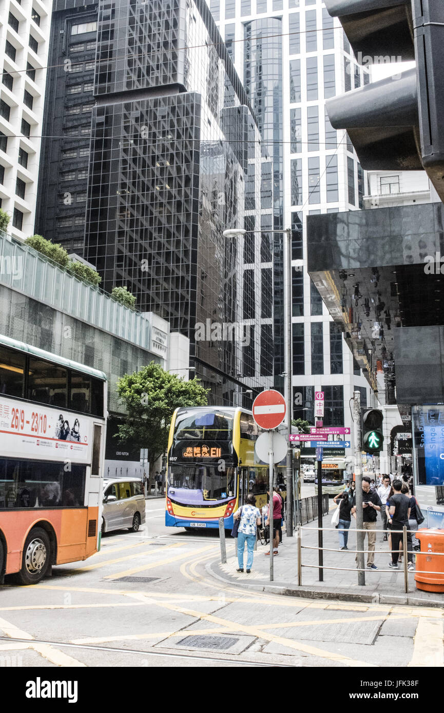 Hong Kong Skyline View mit doppelstöckigen Straßenbahnen, Ding Ding Stockfoto