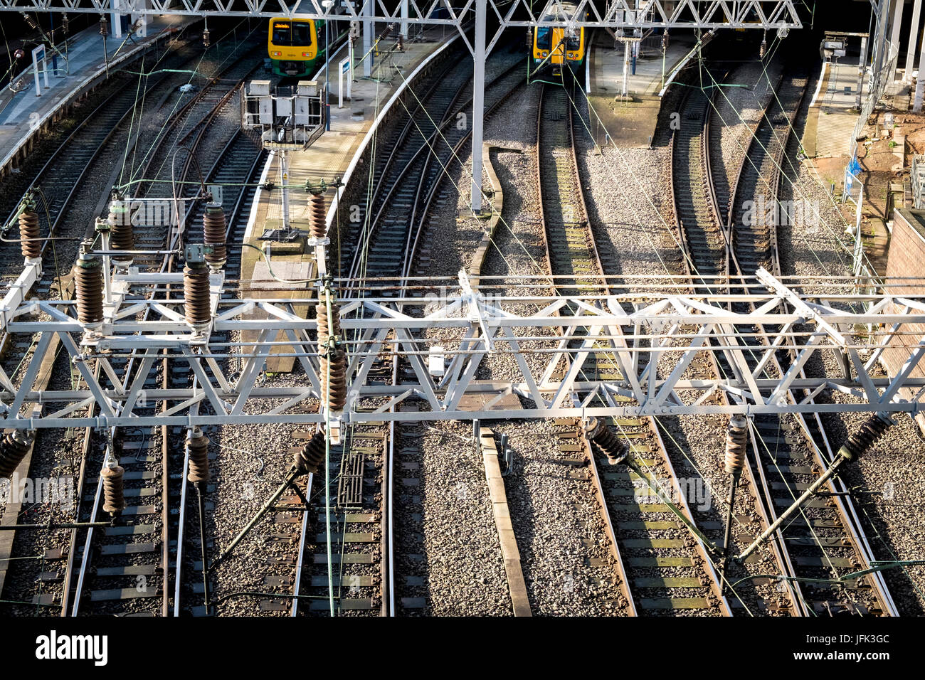 Gleise nur außerhalb Birmingham New Street Station an einem sonnigen Tag Stockfoto