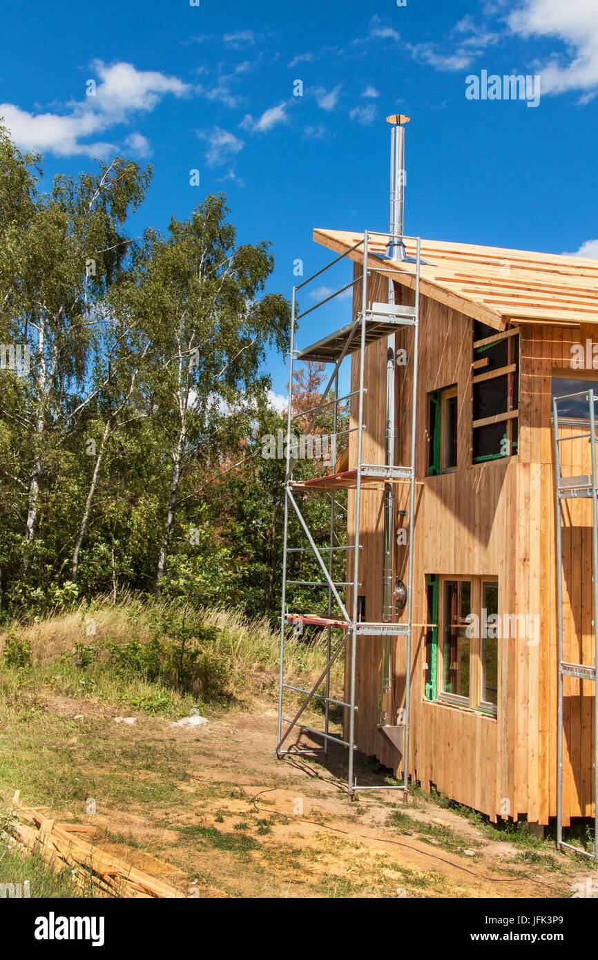Edelstahl Schornstein auf den Bau von einem ökologischen Haus