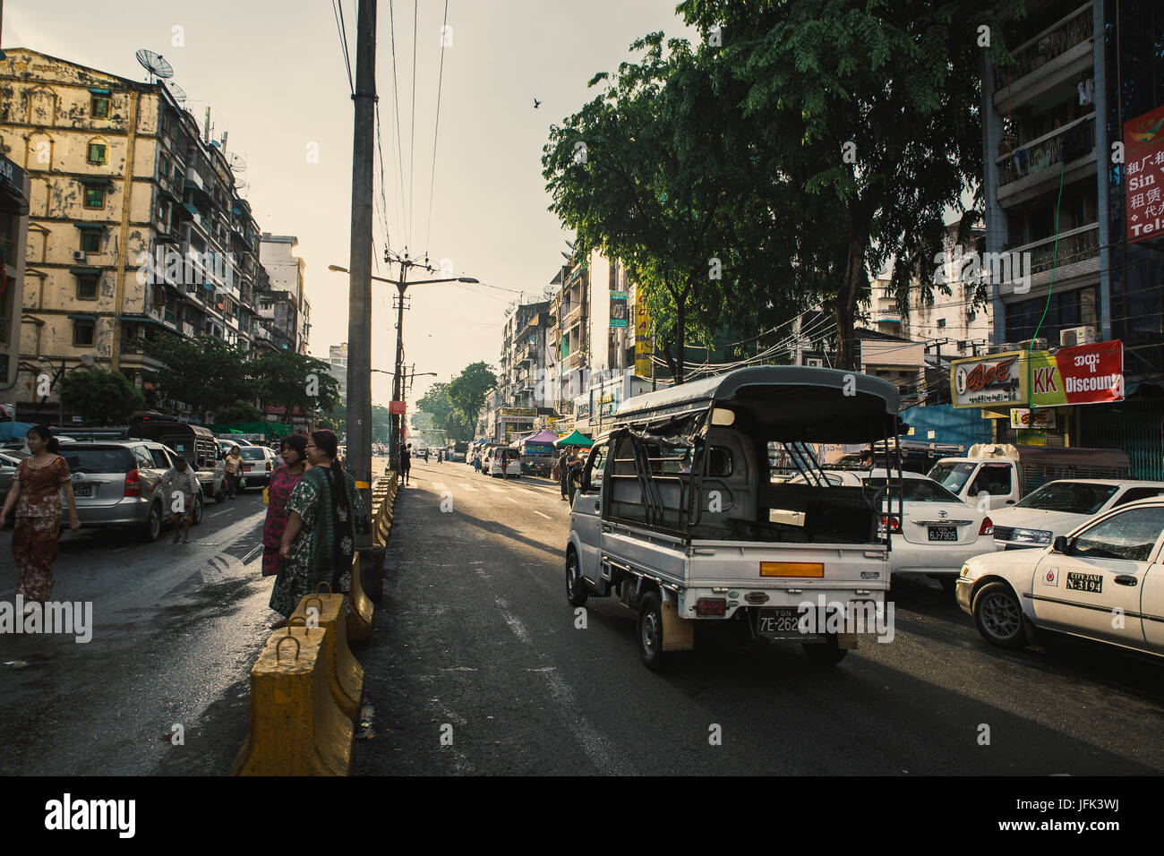 Yangon/Rangun Straßenansicht - Innenstadt Hauptstadt Rangun Myanmar - Reise-Foto. Stockfoto