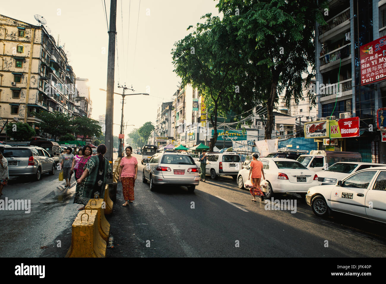 Yangon/Rangun Straßenansicht - Innenstadt Hauptstadt Rangun Myanmar - Reise-Foto. Stockfoto