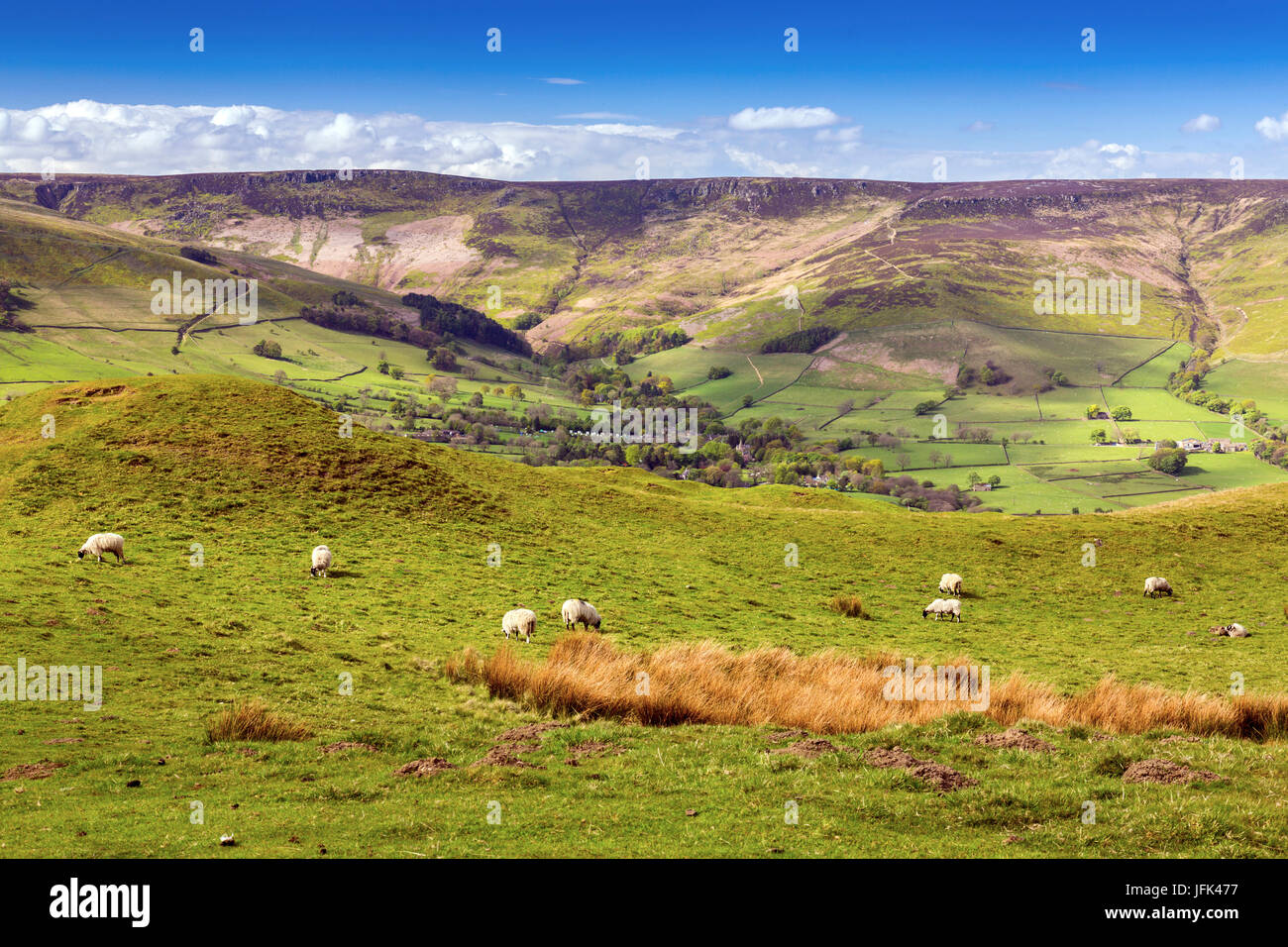 Edale Dorf mit Kinder Scout darüber hinaus in den Peak District, Derbyshire, England, UK Stockfoto