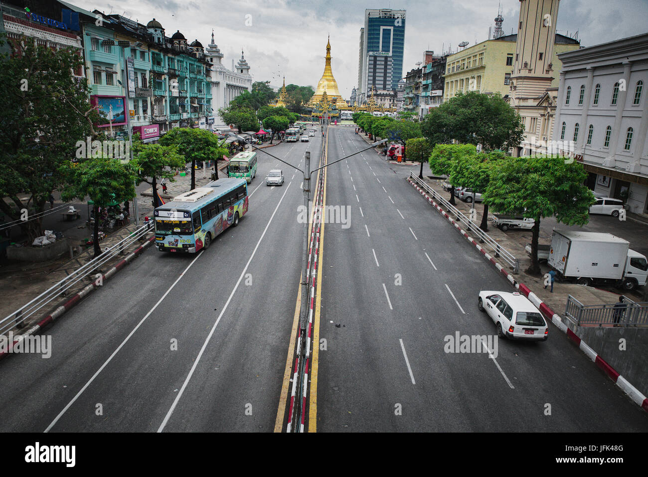 Yangon/Rangun Straßenansicht - Innenstadt Hauptstadt Rangun Myanmar - Reise-Foto. Stockfoto