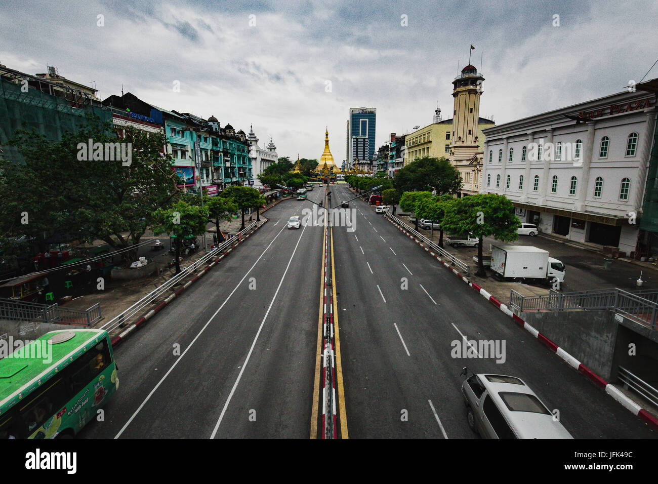 Yangon/Rangun Straßenansicht - Innenstadt Hauptstadt Rangun Myanmar - Reise-Foto. Stockfoto