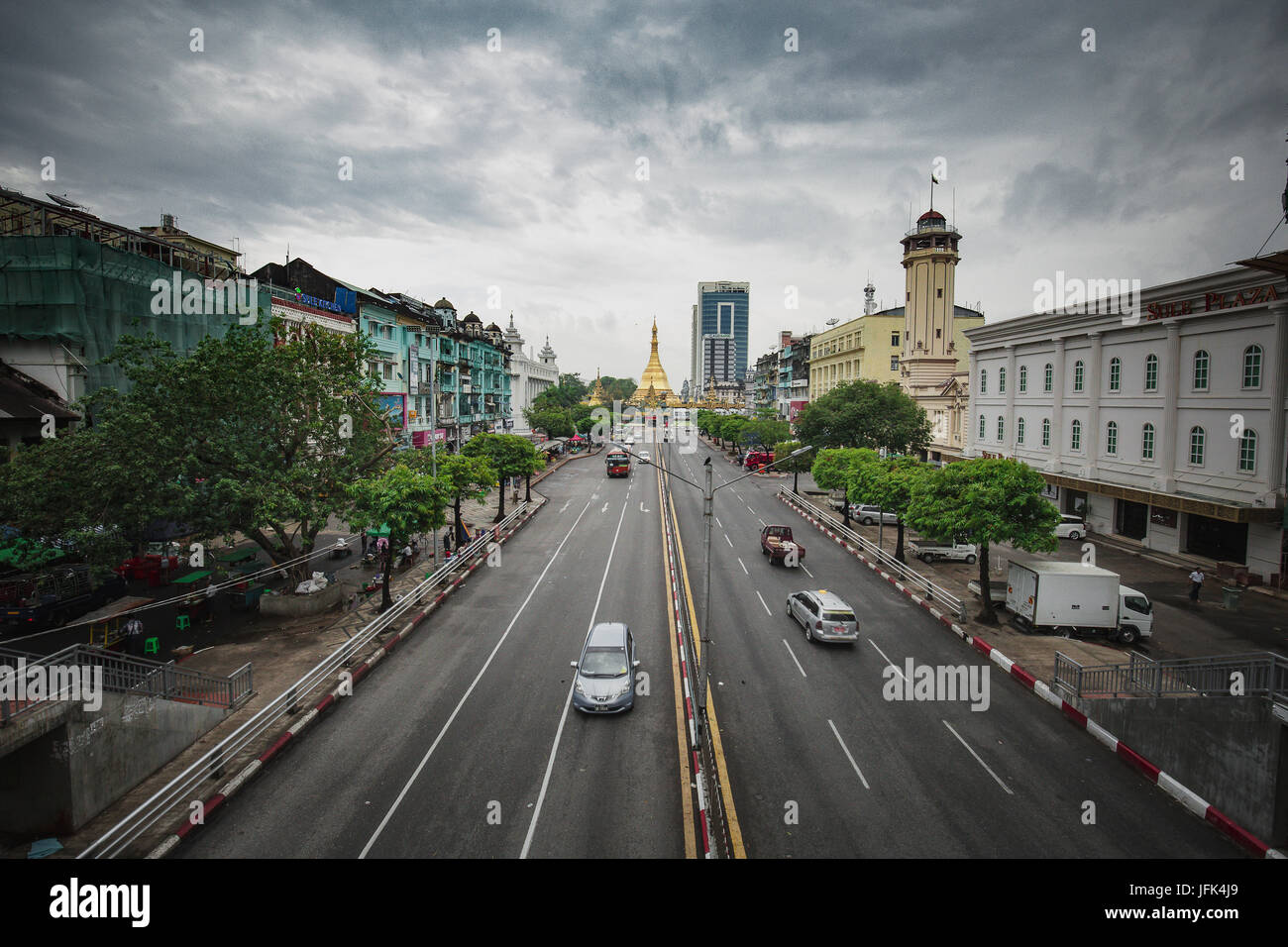 Yangon/Rangun Straßenansicht - Innenstadt Hauptstadt Rangun Myanmar - Reise-Foto. Stockfoto