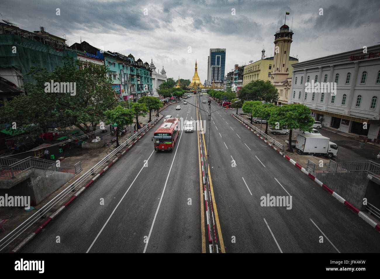 Yangon/Rangun Straßenansicht - Innenstadt Hauptstadt Rangun Myanmar - Reise-Foto. Stockfoto