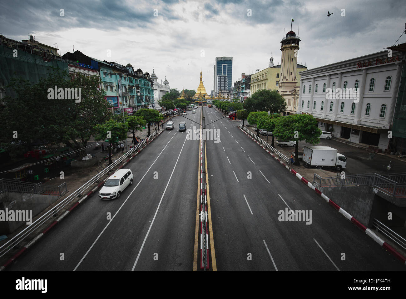 Yangon/Rangun Straßenansicht - Innenstadt Hauptstadt Rangun Myanmar - Reise-Foto. Stockfoto