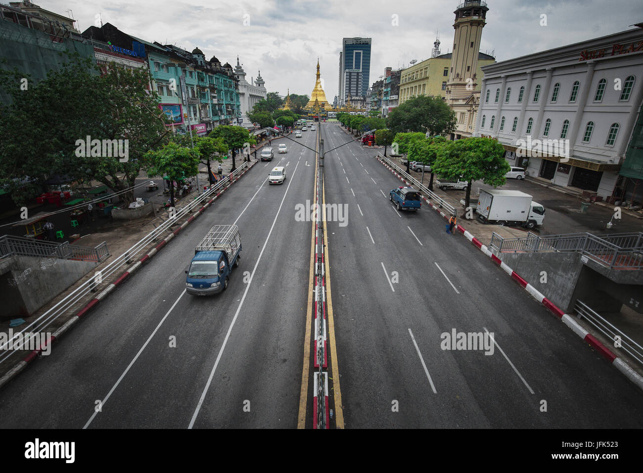 Yangon/Rangun Straßenansicht - Innenstadt Hauptstadt Rangun Myanmar - Reise-Foto. Stockfoto