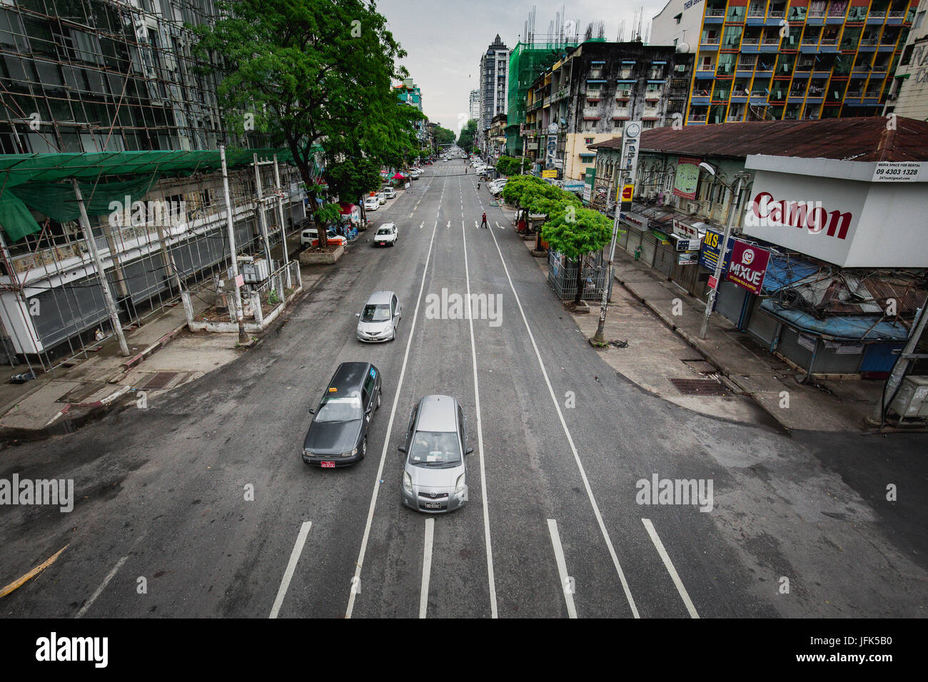 Yangon/Rangun Straßenansicht - Innenstadt Hauptstadt Rangun Myanmar - Reise-Foto. Stockfoto