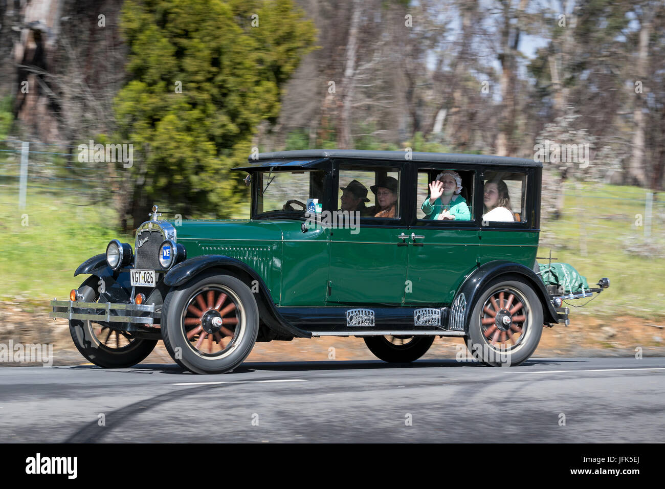 Jahrgang 1926 Oldsmobile E Limousine fahren auf der Landstraße in der Nähe der Stadt Birdwood, South Australia. Stockfoto