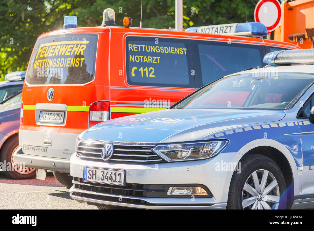 KIEL/Deutschland - VOM 20. JUNI 2017: Deutsche Polizei und Krankenwagen Auto steht auf öffentliche Veranstaltung Kieler Woche. Stockfoto