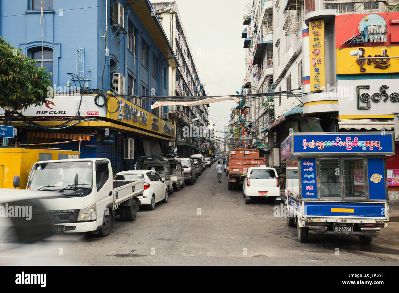 Yangon/Rangun Straßenansicht - Innenstadt Hauptstadt Rangun Myanmar - Reise-Foto. Stockfoto