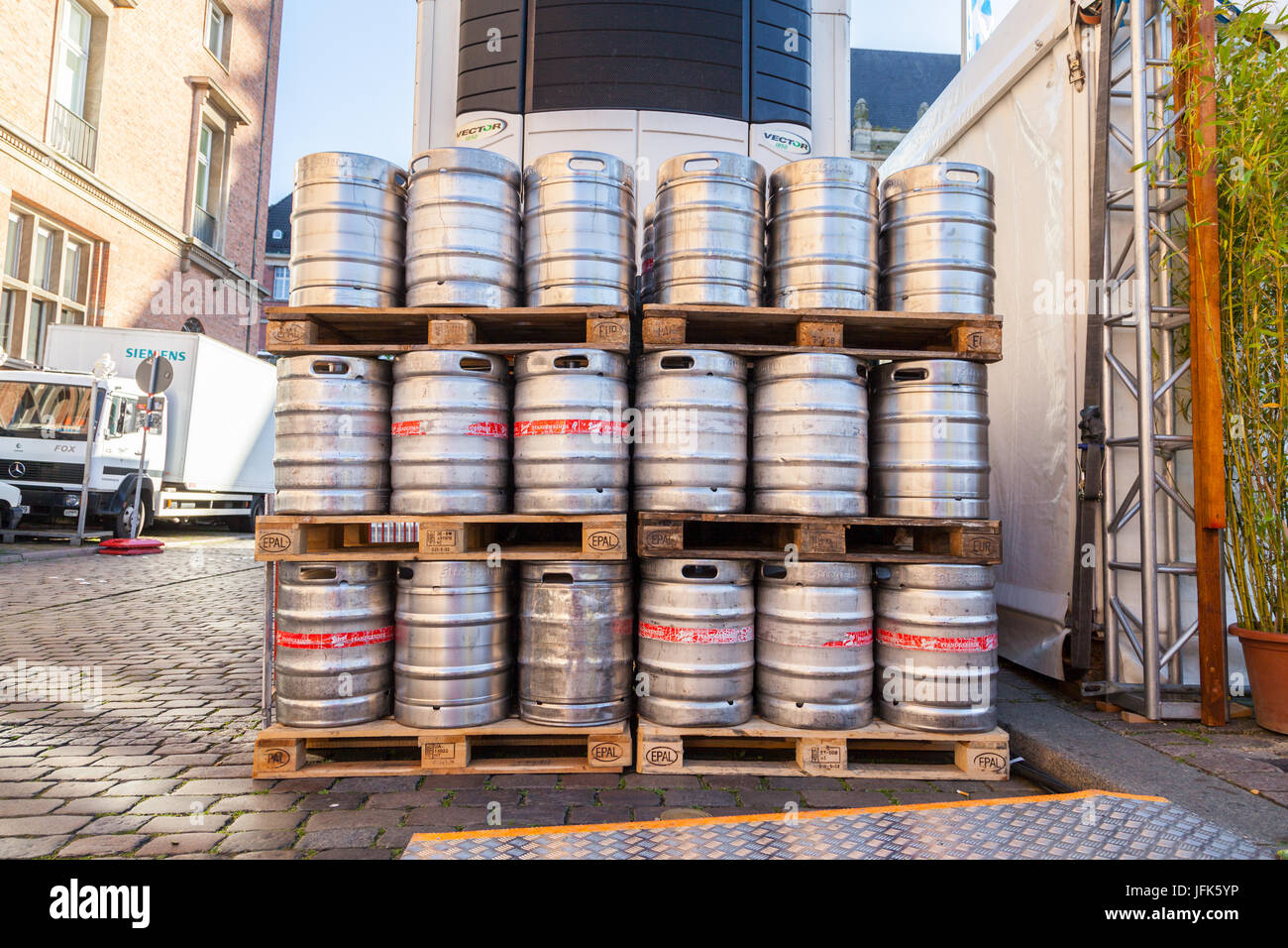 Kiel/Deutschland - vom 20. Juni 2017: Bierfässer steht auf einer öffentlichen Veranstaltung der Kieler Woche. Stockfoto