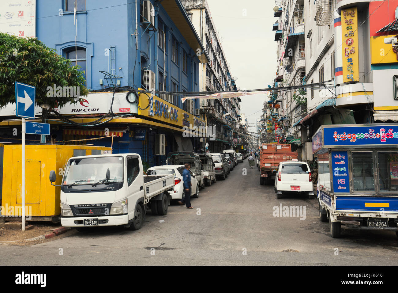 Yangon/Rangun Straßenansicht - Innenstadt Hauptstadt Rangun Myanmar - Reise-Foto. Stockfoto