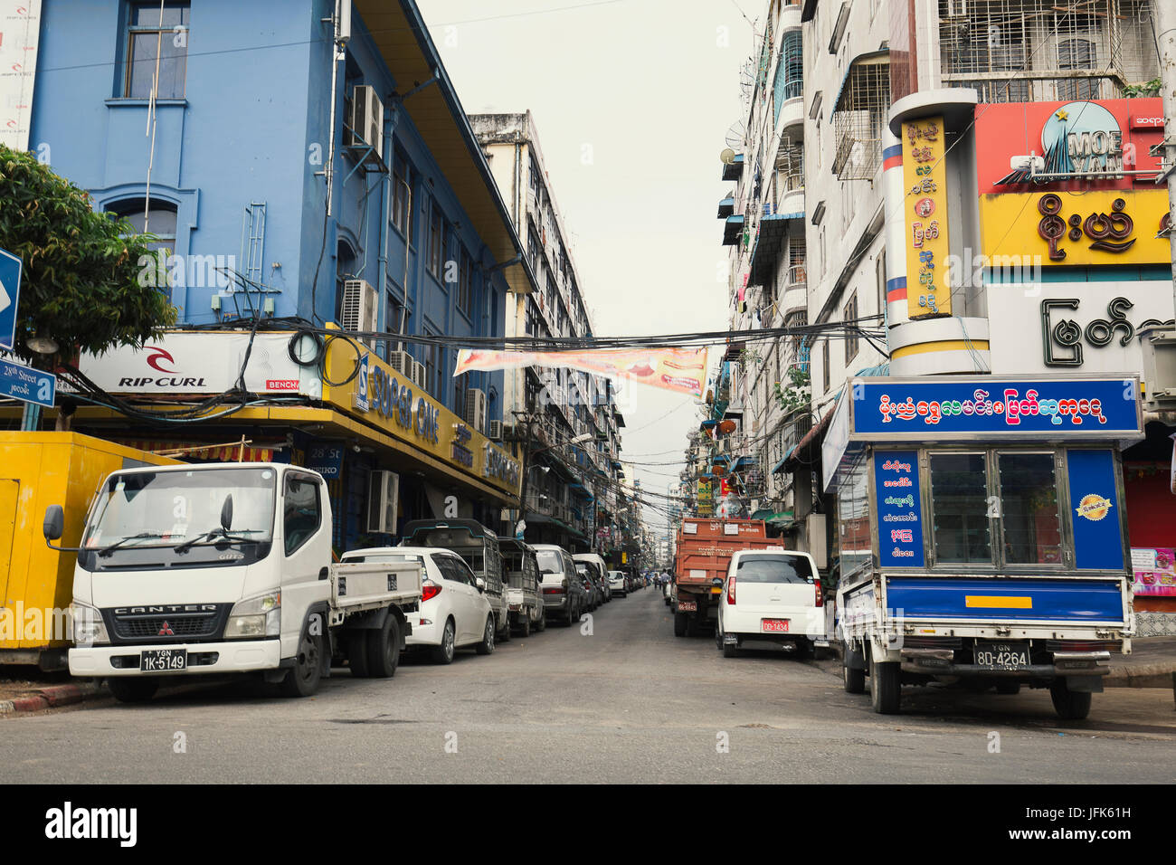 Yangon/Rangun Straßenansicht - Innenstadt Hauptstadt Rangun Myanmar - Reise-Foto. Stockfoto