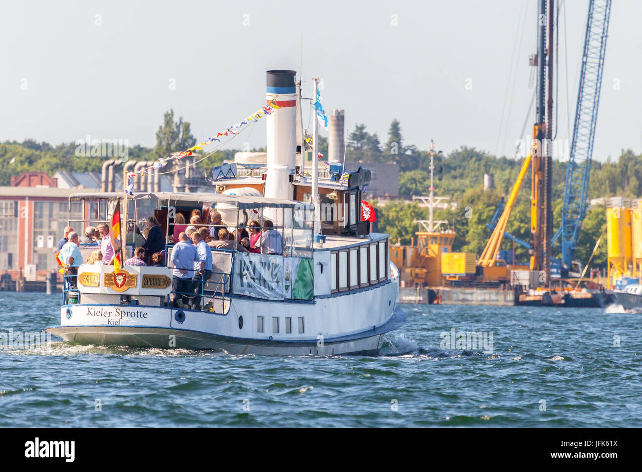 Kiel/Deutschland - vom 20. Juni 2017: deutsches Fahrgastschiff Kieler Sprotte Fährt durch das Wasser bei der öffentlichen Veranstaltung Kieler Woche. Stockfoto