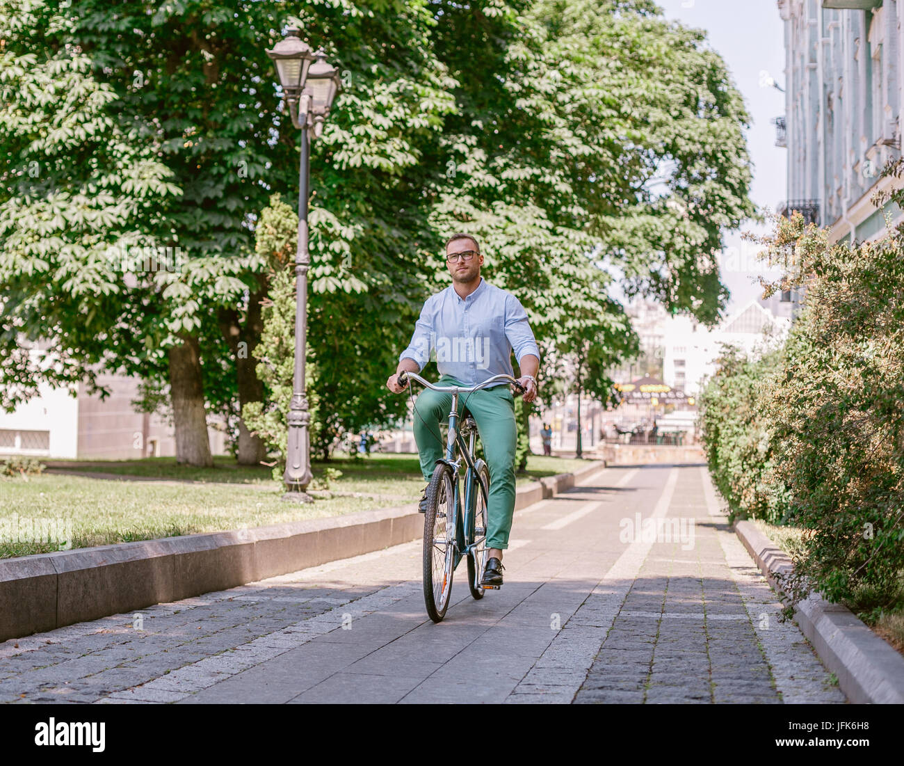 Geschäftsmann Reiten Fahrrad an städtischen Straße morgen arbeiten. Stockfoto