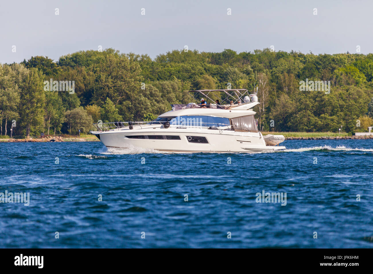 Kiel/Deutschland - vom 20. Juni 2017: ein Luxus Yachtcharter Antriebe inblue Meer Wasser auf öffentliche Veranstaltung Kieler Woche Stockfoto