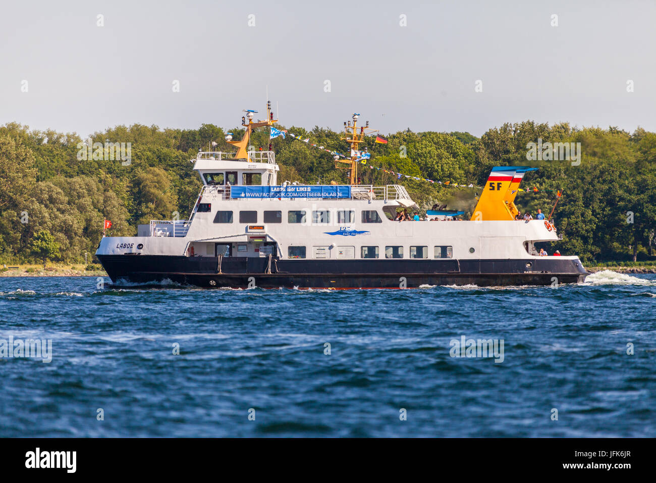 KIEL-Standorten - 20. Juni 2017: Fähre Bootsantriebe im Meerwasser auf öffentliche Veranstaltung Kieler Woche. Stockfoto