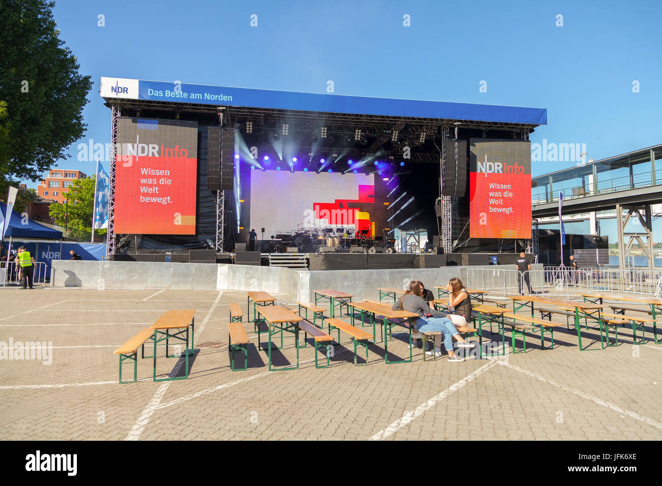 KIEL / Deutschland - 20. Juni 2017: NDR Bühne auf öffentliche Veranstaltung Kieler Woche in Deutschland. Nördlichen deutschen Rundfunk ist eine öffentliche Radio- und Breite Stockfoto