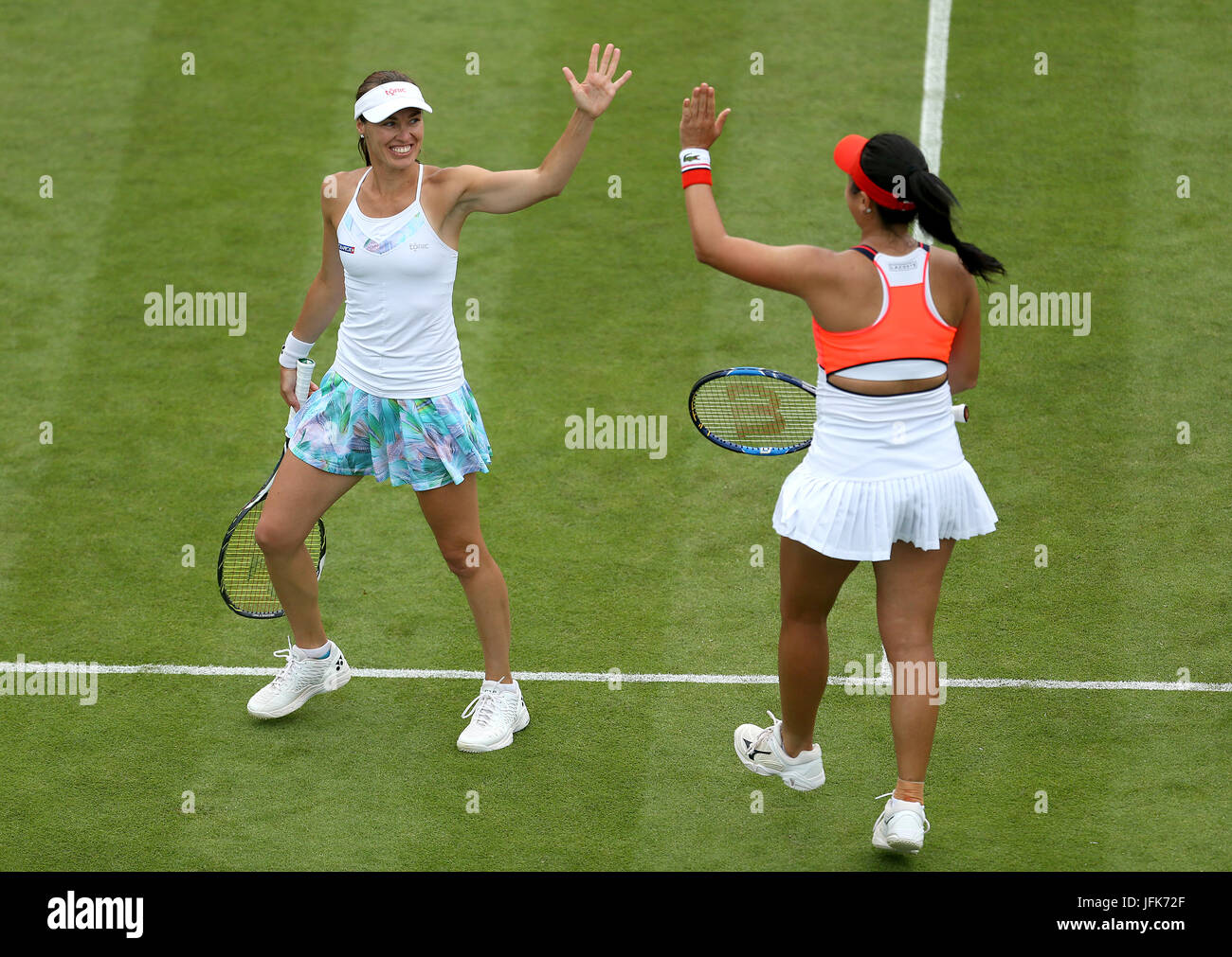 Der Schweiz Martina Hingis (links) und Chinese Taipei Yung-Jan Chan feiern einen Punkt während der Frauen Doppel Finale gegen Australiens Ashleigh Barty und Casey Dellacqua während neun AEGON International in Devonshire Park, Eastbourne. Stockfoto