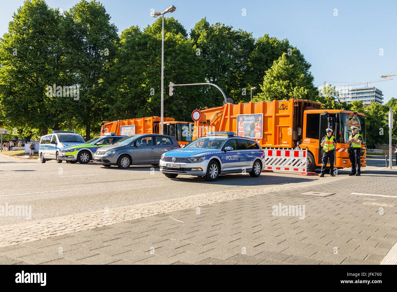 Kiel/Deutschland - vom 20. Juni 2017: Fahrzeuge der Polizei und Müllabfuhr steht auf der Straße in der Nähe der öffentliche Veranstaltung Kieler Woche. Stockfoto