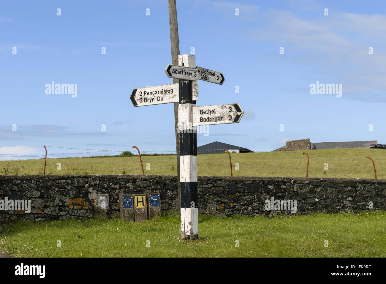 Alte hölzerne melden Sie Post auf Anglesey, Nordwales Stockfoto