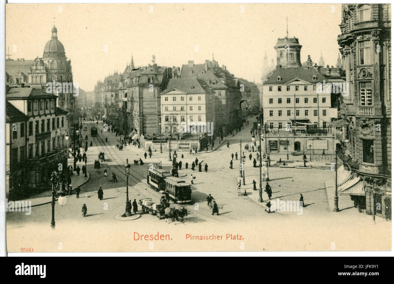 Diese Postkarte aus dem Jahr 1902 zeigt den Pirnaischen Platz in Dresden und zeigt die Straßenbahnen und Pferdekutschen, die für den städtischen Verkehr des frühen 20. Jahrhunderts in Deutschland typisch sind. Stockfoto