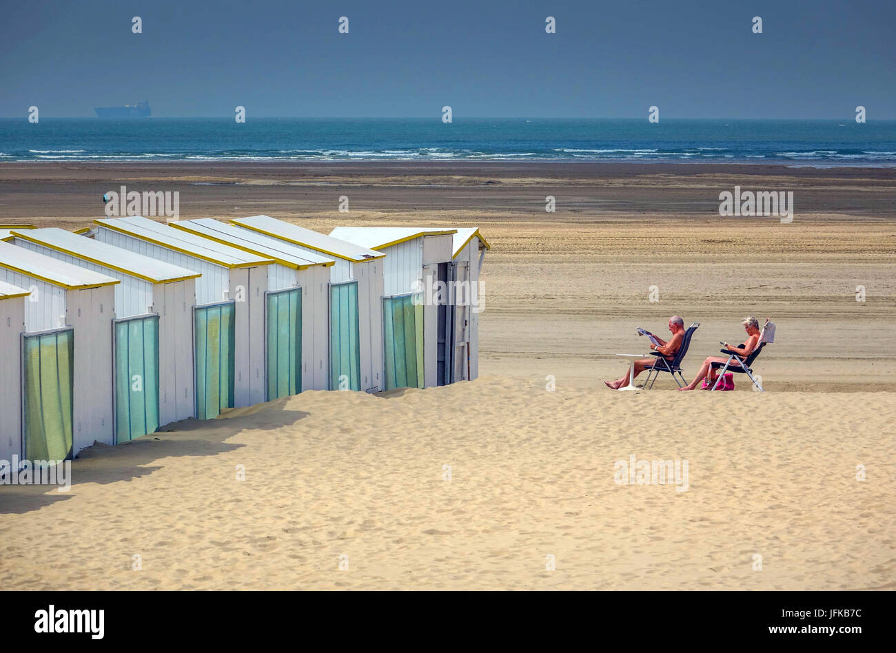 Strand-Szene mit weißen Strandhütten, Zeebrugge, Belgien Stockfoto