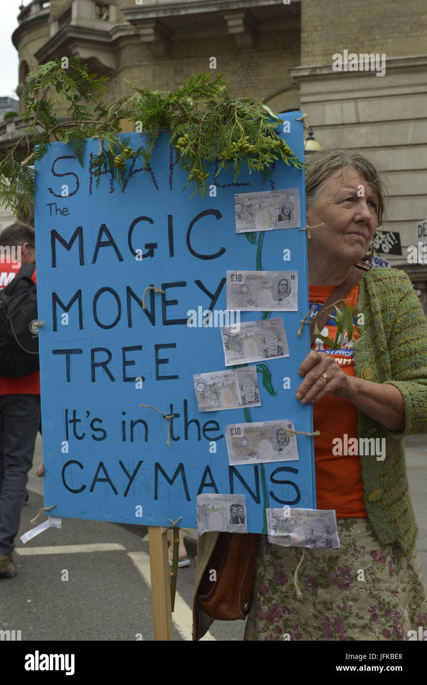 London, UK. 1. Juli 2017. Nicht einen Tag mehr März, Demonstration konservative Regierung des Vereinigten Königreichs und seiner Sparpolitik. Demonstrator hält "Magic Money Tree"-Plakat. Martin Kelly/Alamy Live-Nachrichten Stockfoto