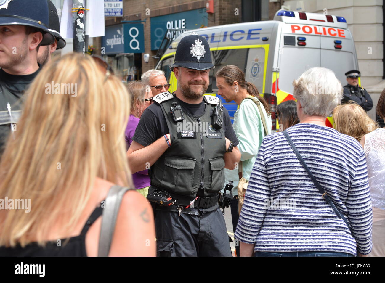 Demonstranten vor der HSBC Bank in protestieren gegen Bewaffnung Israels in Brighton, East Sussex, England, UK. Stockfoto