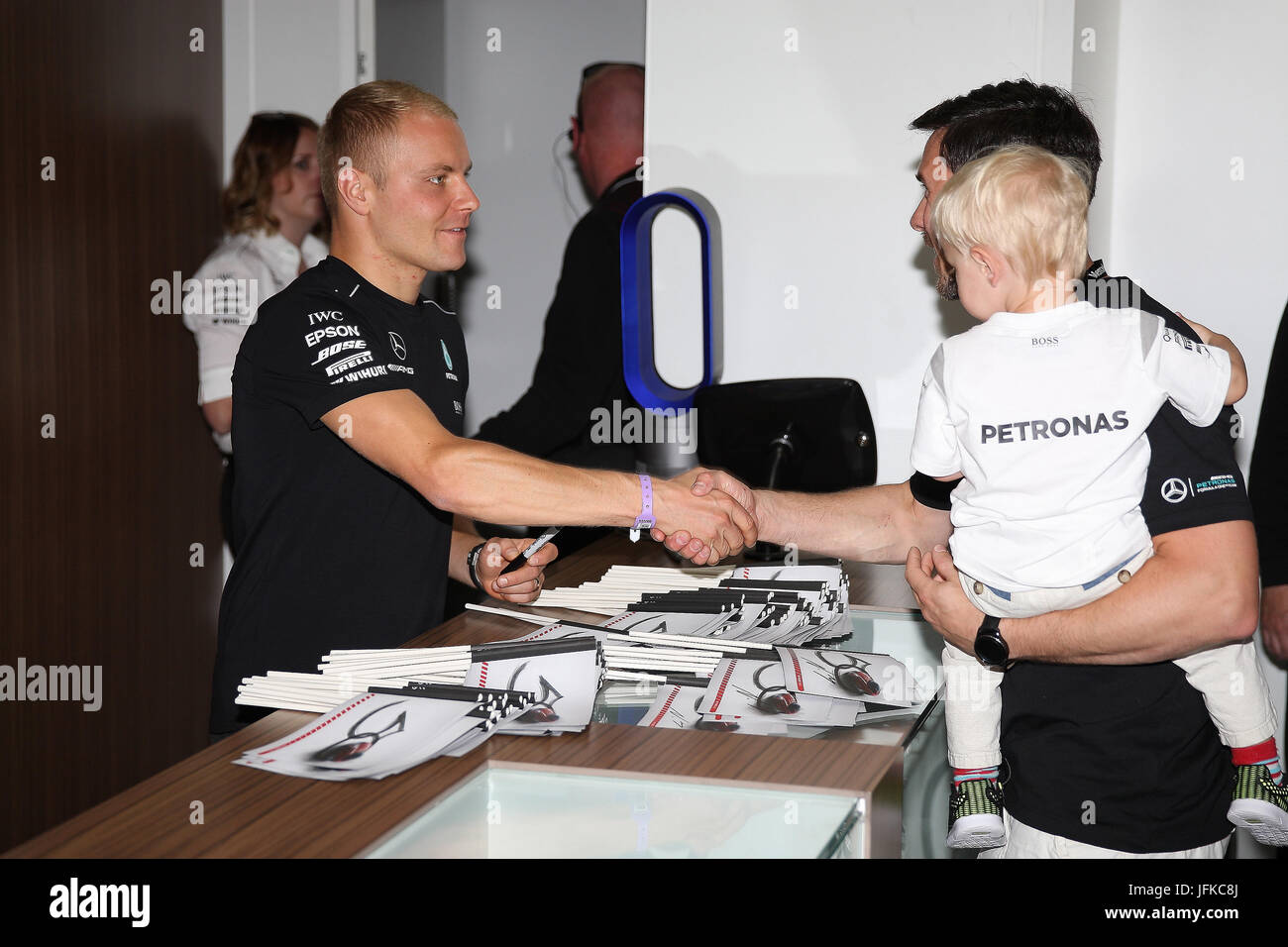 Goodwood, UK. 1. Juli 2017. Valtteri Bottas aktuellen Mercedes F1-Fahrer grüßt Fans auf dem Goodwood Festival of Speed Credit: Malcolm Greig/Alamy Live News Stockfoto