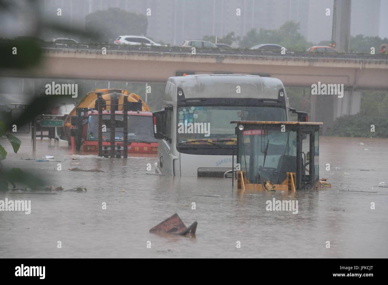 Der Provinz Hunan Changsha, China. 1. Juli 2017. Eine Straße ist 1. Juli 2017 in Changsha, der Hauptstadt der Provinz Zentral-China Hunan, in Wasser eingetaucht. Mehr als 260.000 Menschen wurden vertrieben nach schwerer Dauerregen peitschte zentrale Chinas Hunan Provinz seit 22. Juni, sagte der Provinzoberin Kontrollamt Freitag zu überfluten. Bildnachweis: Lange Hongtao/Xinhua/Alamy Live-Nachrichten Stockfoto