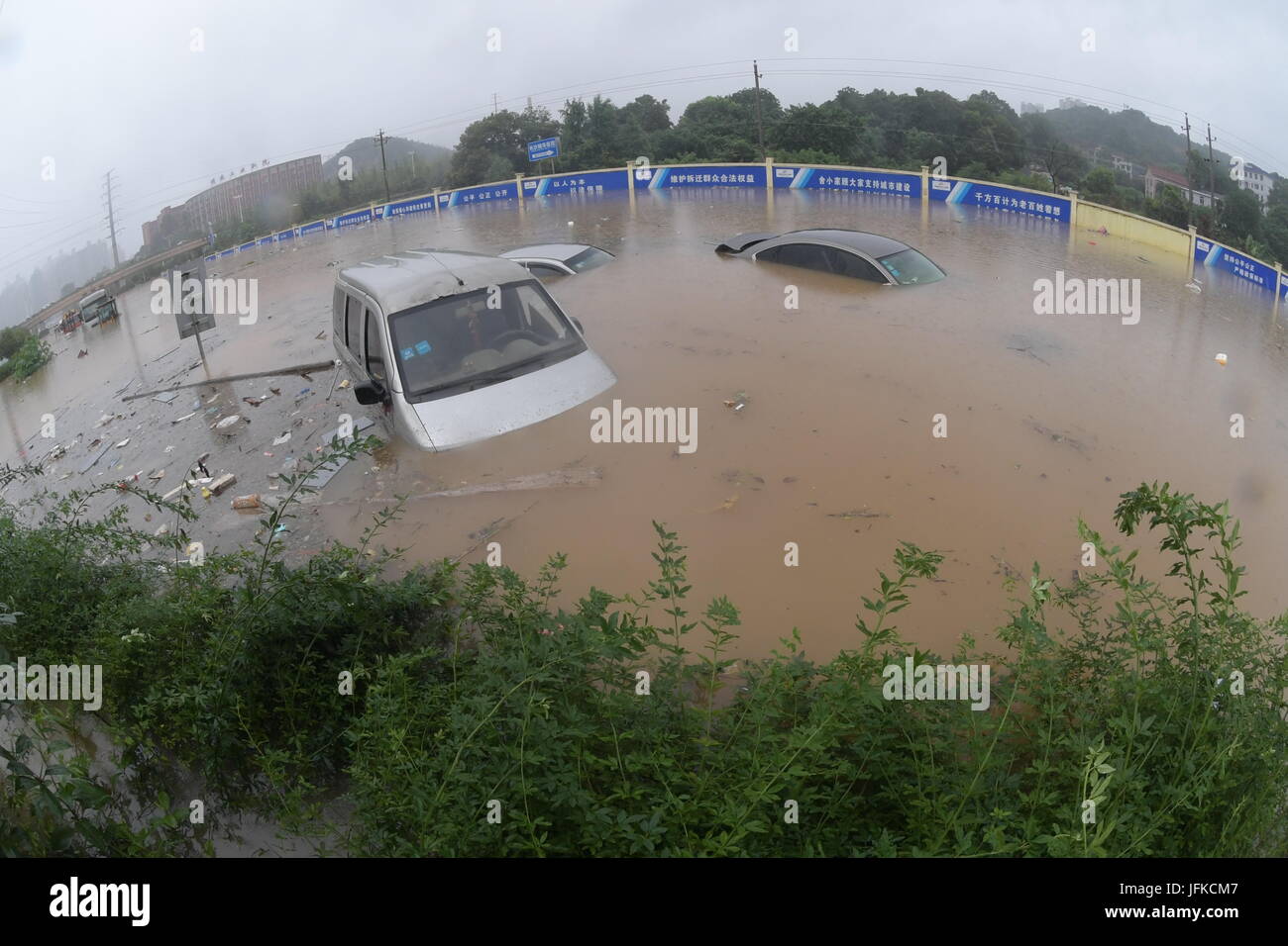 Der Provinz Hunan Changsha, China. 1. Juli 2017. Ein Auto ist in Wasser auf einer Straße in Changsha, der Hauptstadt der Provinz Zentral-China Hunan, 1. Juli 2017 getaucht. Mehr als 260.000 Menschen wurden vertrieben nach schwerer Dauerregen peitschte zentrale Chinas Hunan Provinz seit 22. Juni, sagte der Provinzoberin Kontrollamt Freitag zu überfluten. Bildnachweis: Lange Hongtao/Xinhua/Alamy Live-Nachrichten Stockfoto
