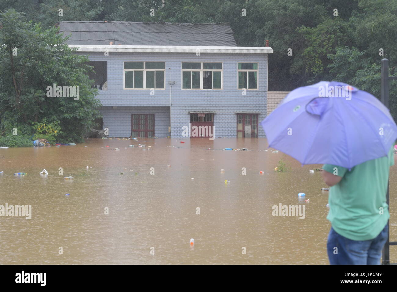 Der Provinz Hunan Changsha, China. 1. Juli 2017. Ein Wohnhauses ist 1. Juli 2017 in Changsha, der Hauptstadt der Provinz Zentral-China Hunan, in Wasser eingetaucht. Mehr als 260.000 Menschen wurden vertrieben nach schwerer Dauerregen peitschte zentrale Chinas Hunan Provinz seit 22. Juni, sagte der Provinzoberin Kontrollamt Freitag zu überfluten. Bildnachweis: Lange Hongtao/Xinhua/Alamy Live-Nachrichten Stockfoto