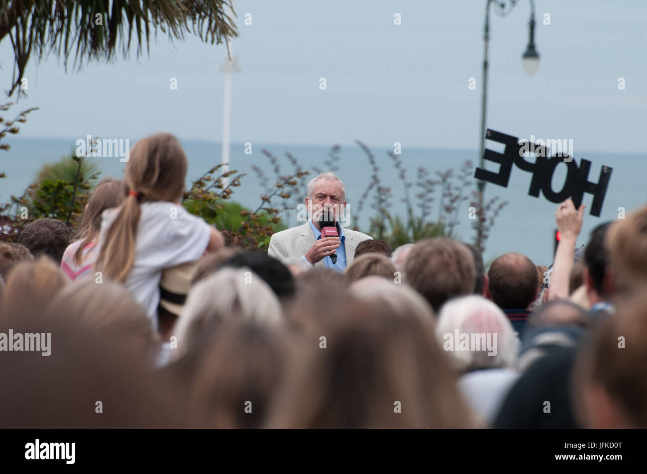 Hastings, UK. 1. Juli 2017. Jeremy Corbyn, Labour Party Leader hält eine politische Kundgebung in Hastings seinen Unterstützern zu danken.  Zweitausend Menschen kam heraus, um ihn an diese marginalen Platz sprechen zu hören. Tory Home Secretary Amber Rudd hielt Hastings mit nur 346 Stimmen bei der Wahl 2017. Bildnachweis: Oliver Tookey/Alamy Live-Nachrichten Stockfoto