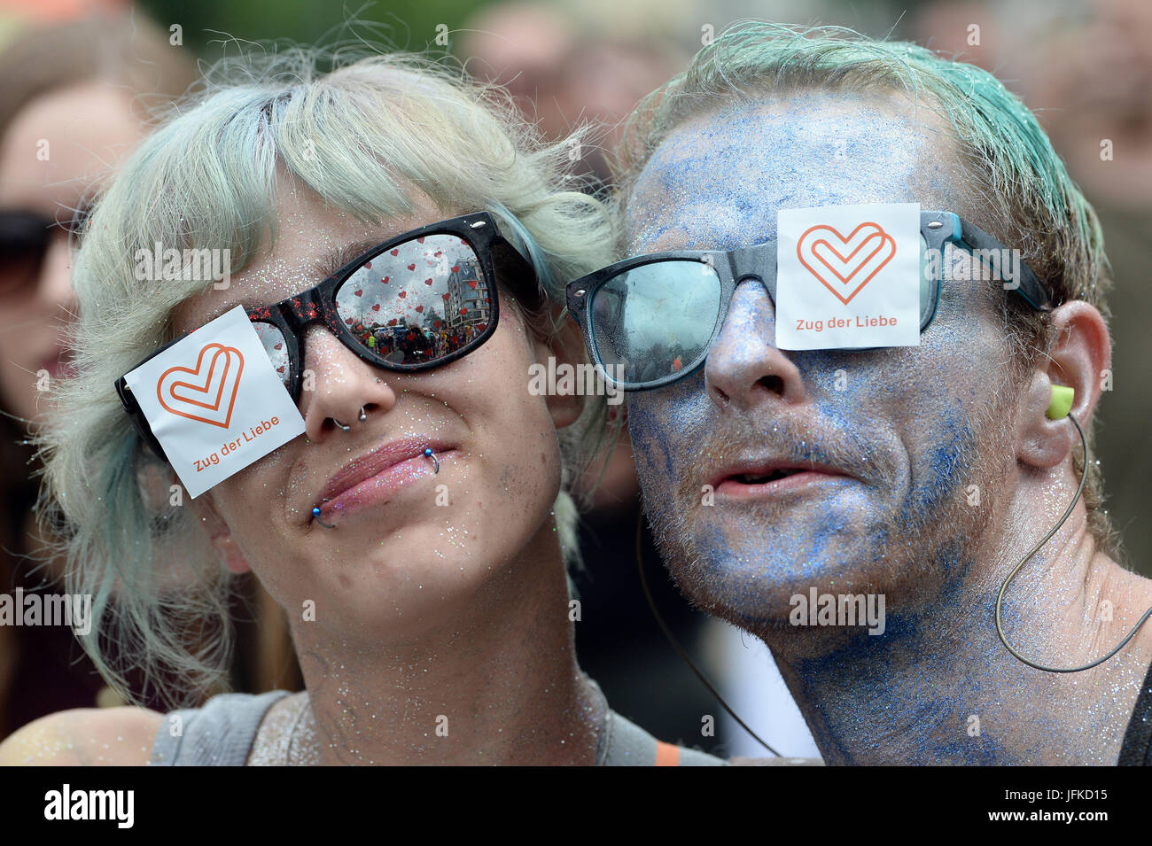 Berlin, Deutschland. 1. Juli 2017. Menschen in Kostümen teilnehmen in der musikalischen Vorführung "Zug der Liebe" (lit.) "Zug der Liebe") in Berlin, Deutschland, 1. Juli 2017. Das diesjährige Demonstration Parade setzt sich für Meinungsfreiheit und Presse. Foto: Maurizio Gambarini/Dpa/Alamy Live News Stockfoto