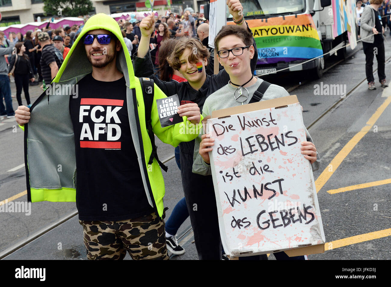 Berlin, Deutschland. 1. Juli 2017. Eine Frau trägt ein Schild mit der Aufschrift "Die Kunst des Lebens ist Die Kunst des Gebens" (lit.) Die Kunst des Lebens ist die Kunst des Schenkens ") bei der musikalischen Vorführung"Zug der Liebe"(lit.) "Zug der Liebe") in Berlin, Deutschland, 1. Juli 2017. Das diesjährige Demonstration Parade setzt sich für Meinungsfreiheit und Presse. Foto: Maurizio Gambarini/Dpa/Alamy Live News Stockfoto