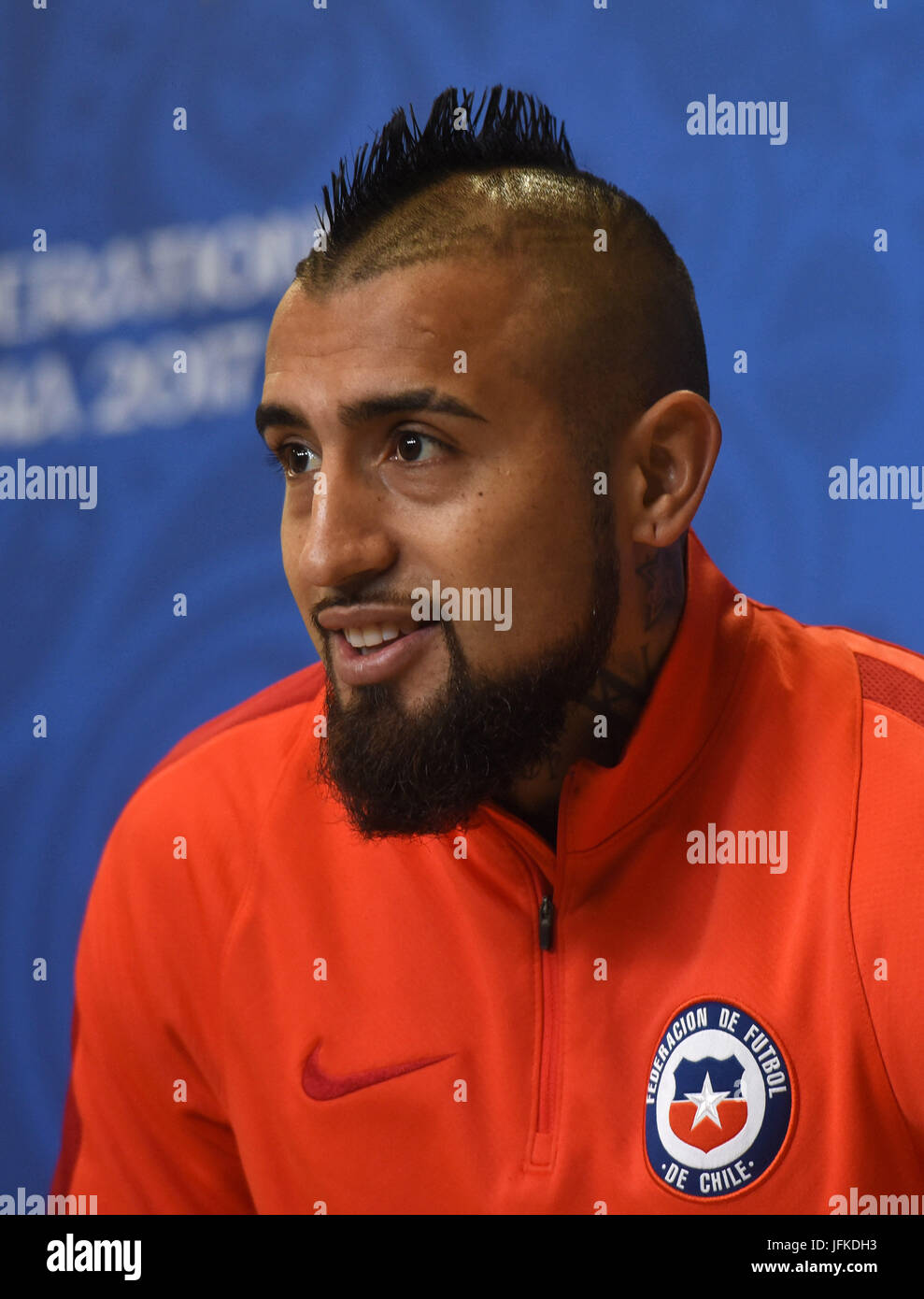 St. Petersburg, Russland. 1. Juli 2017. 1. Juli 2017 - fotografiert Sankt Petersburg, Russland - Chiles Arturo Vidal, während der Pressekonferenz von Chile für den Confederations Cup in Sankt Petersburg, Russland, 1. Juli 2017. Chile steht Deutschland im Confed-Cup-Finale am 2. Juli 2017. Bildnachweis: Andrey Pronin/ZUMA Draht/Alamy Live-Nachrichten Stockfoto