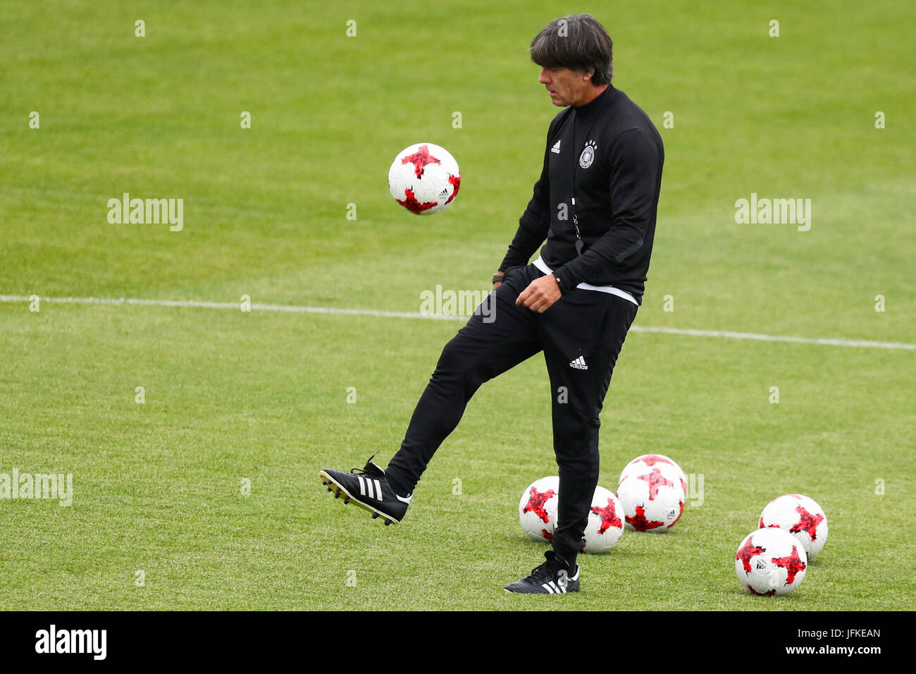 St. Petersburg, Russland. 1. Juli 2017. Deutsche Bundestrainer Joachim Loew während einer Trainingseinheit der deutschen Nationalmannschaft vor dem Confed-Cup-Finale in St. Petersburg, Russland, 1. Juli 2017. Foto: Christian Charisius/Dpa/Alamy Live News Stockfoto