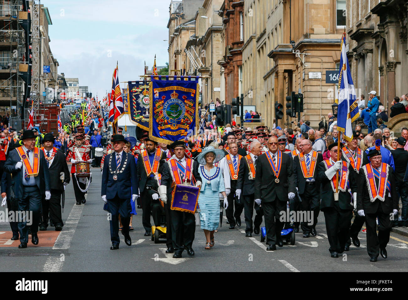 Glasgow, Schottland. 1. Juli 2017. Mehr als 6000 Mitglieder der treuen Orange Lodge aus über Schottland, England, Wales und Nordirland einschließlich Querflöte Bands und Fans marschierten durch die Innenstadt von Glasgow anlässlich des Jahrestages der Schlacht am Boyne 1690 und der Niederlage der Protestanten der katholischen Armee in Nordirland. Bildnachweis: Findlay/Alamy Live-Nachrichten Stockfoto