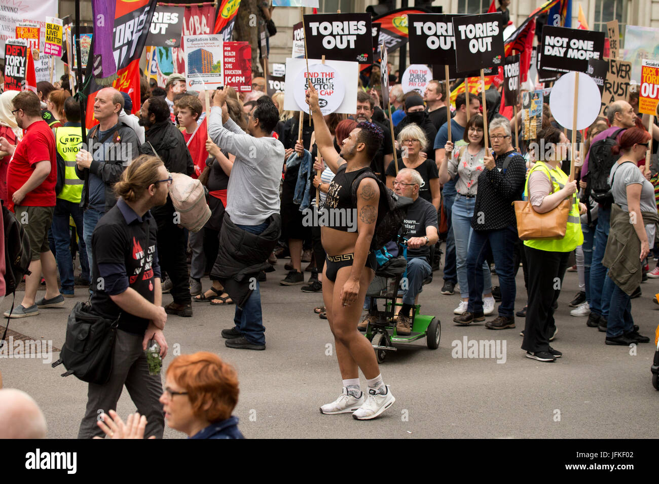 London, UK. 1. Juli 2017. Tausende von Menschen auf der nicht mehr irgendwann Tories, nationale Demonstration im Zentrum von London. Bildnachweis: Sebastian Remme/Alamy Live-Nachrichten Stockfoto