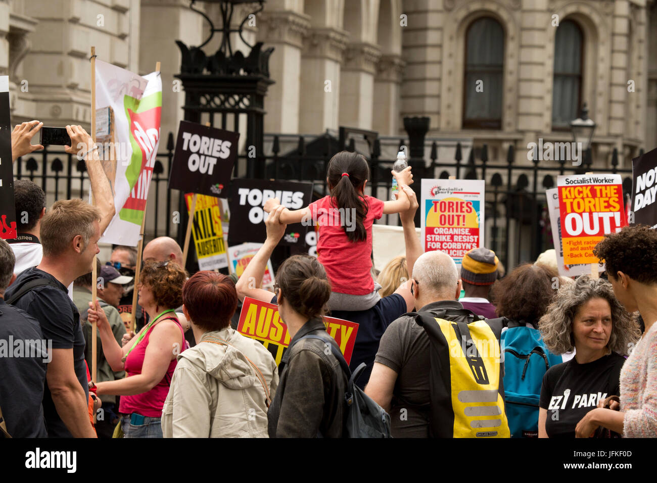 London, UK. 1. Juli 2017. Tausende von Menschen auf der nicht mehr irgendwann Tories, nationale Demonstration im Zentrum von London. Bildnachweis: Sebastian Remme/Alamy Live-Nachrichten Stockfoto