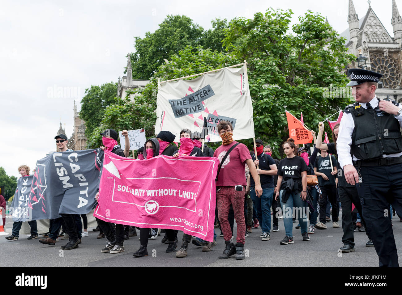 London, UK. 1. Juli 2017. LONDON, ENGLAND - 01. Juli ' Weareplanc Gruppen-Id Beitritt der "nicht einen Tag mehr" im Parlament Platz Rally. Tausende von Demonstranten trat die Anti-Tory-Demonstration am BBC Broadcasting House und marschierten zum Parliament Square. Die Demonstranten forderten ein Ende der konservativen Regierung und Politik der Sparmaßnahmen Credit: onebluelight.com/Alamy Live News Bildnachweis: onebluelight.com/Alamy Live News Stockfoto