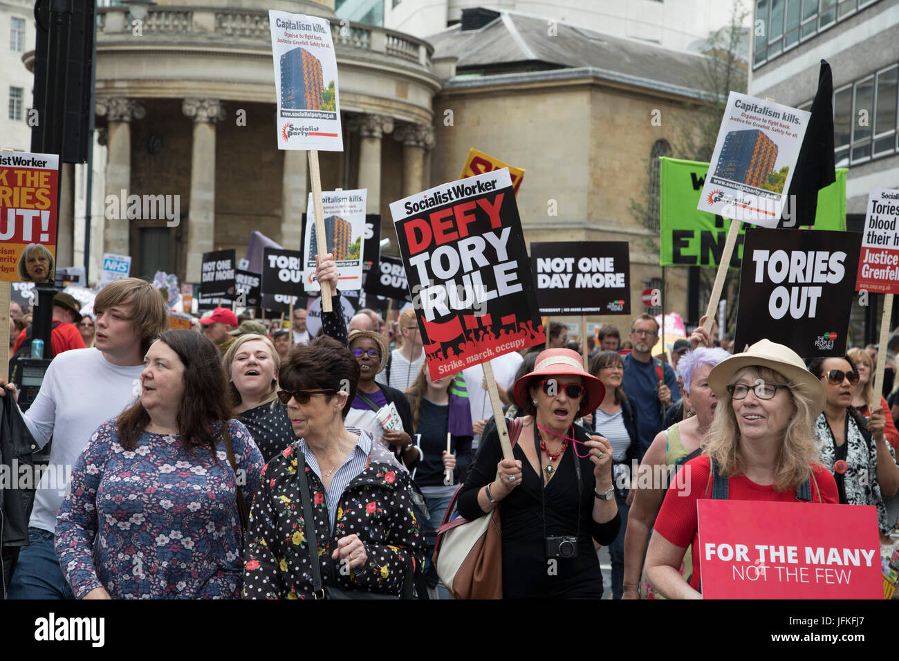 London, UK. 1. Juli 2017. Völker Versammlung nationale Demonstration gegen Theresa May und Sparmaßnahmen - nicht einen Tag mehr - Tories, am Samstag, den 1. Juli in London, Vereinigtes Königreich. Zehntausende Menschen versammelt, um in einen Marsch durch die Hauptstadt protestieren gegen die konservative Partei Kürzungen zu protestieren. Nach den Parlamentswahlen, wo die Labour Party Sitze, während die konservative Partei verlor ihre Mehrheit gewann, ist die Stimmung im Land seit einer wo wächst eine Bewegung gegen Sparpolitik, wie Menschen mit Tory Regel müde geworden. Bildnachweis: Michael Kemp/Alamy Live-Nachrichten Stockfoto