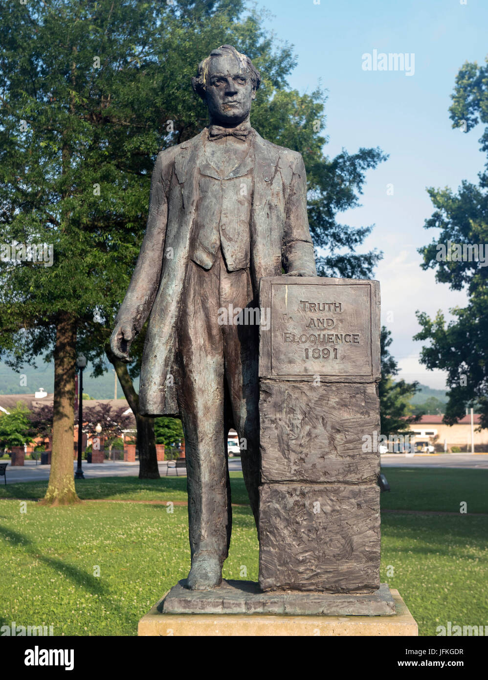 Dayton, Tennessee, USA. 1. Juli 2017. Der selben Rhea County Courthouse Gerichtssaal in dem berühmten Scopes Monkey Trial stattgefunden hat ist die Website für eine Rallye veranstaltet von fundamentalistischen Christen, die im Widerstand gegen die geplante Enthüllung einer Statue von Clarence Darrow in Daytons Stadtplatz am 14. Juli stehen. Darrow wurde der Verteidiger in der berühmten Dayton, TN-Studie im Jahr 1925 in denen High School Lehrer, John Scopes, die Lehre der Evolution angeklagt war. Bildnachweis: ZUMA Press, Inc./Alamy Live-Nachrichten Stockfoto